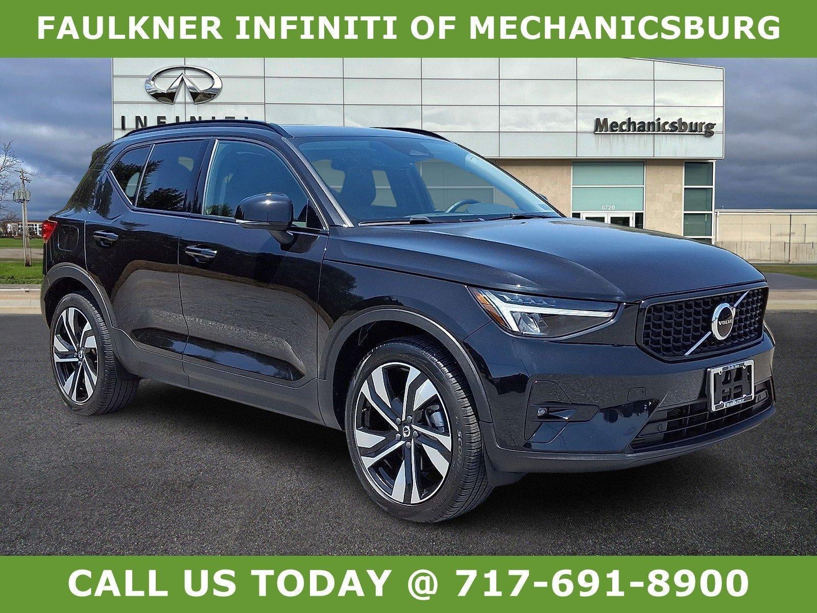 2023 Volvo XC40 B5 AWD Plus Dark Theme in Onyx Black Metallic — front three-quarter view