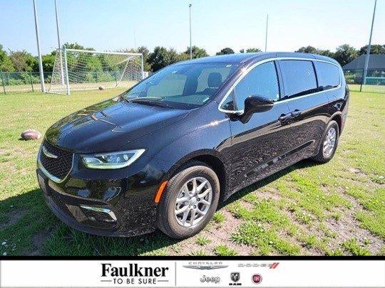 2025 Chrysler Pacifica Select FWD in Diamond Black Crystal Pearlcoat — front three-quarter view