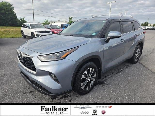 2021 Toyota Highlander XLE AWD (Natl) in Moon Dust — front three-quarter view